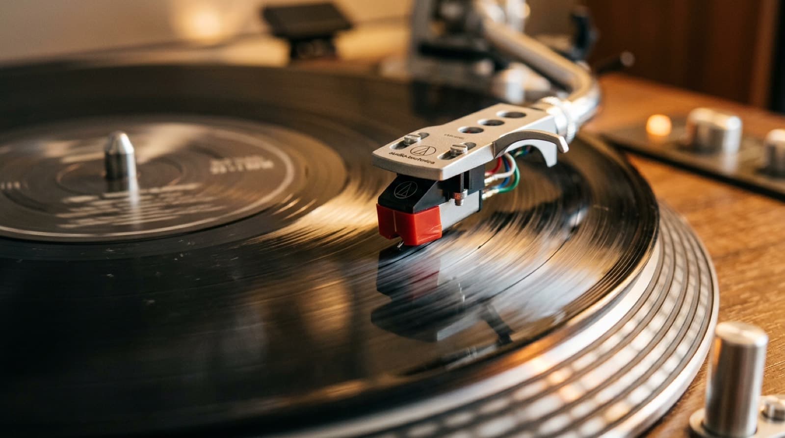 바이닐 레코드 플레이어 위에서 회전하는 레코드를 보여주는 아날로그 물리 매체의 예시